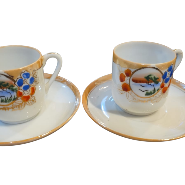 Xícaras de café com pires