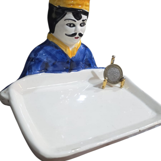 Antiga escultura de cozinheiro de louça