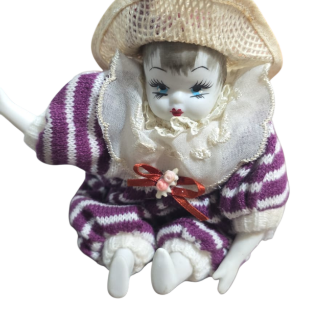 Boneca antiga em porcelana em tecido