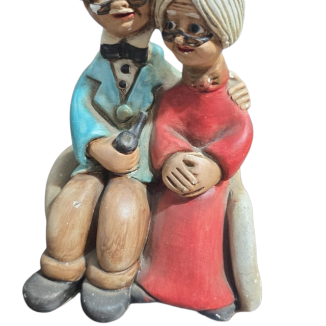 Antiga escultura em estuque, pintada a mão