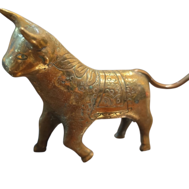 Pesada escultura representando touro em bronze polido