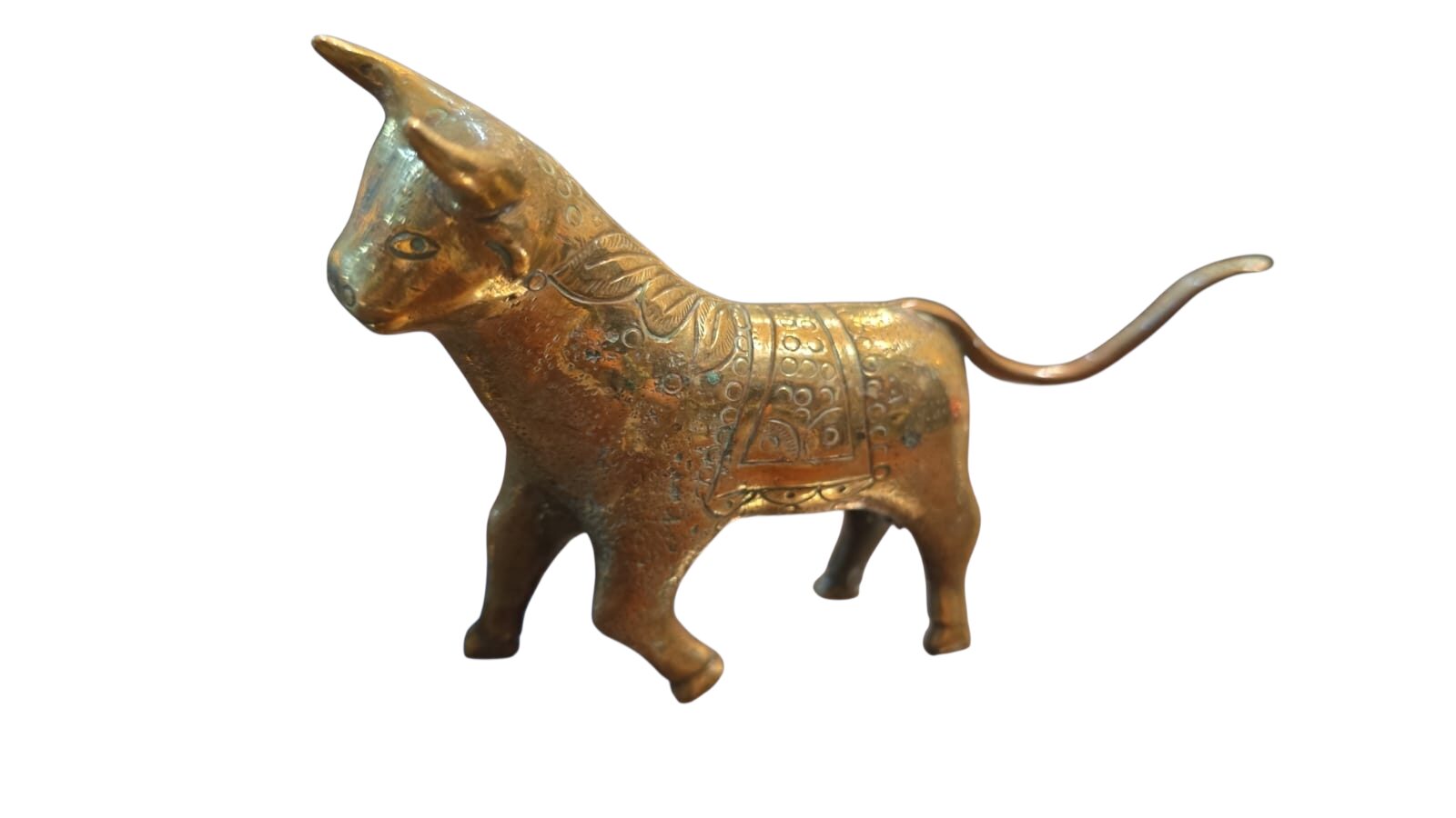 Pesada escultura representando touro em bronze polido