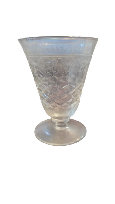 Taça de cristal com belas lapidações