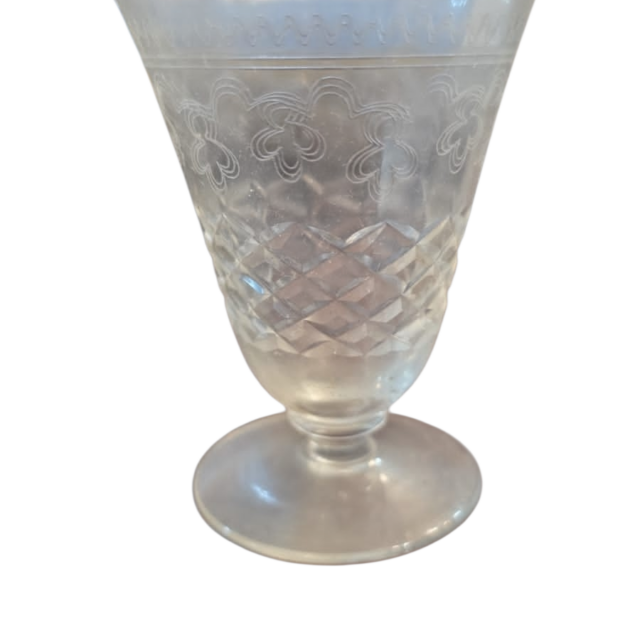 Taça de cristal com belas lapidações