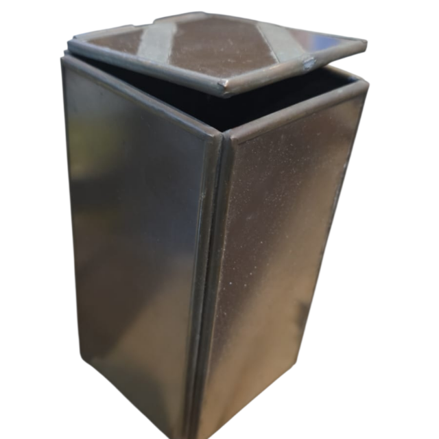 Pote para chá antigo, metal e vidro