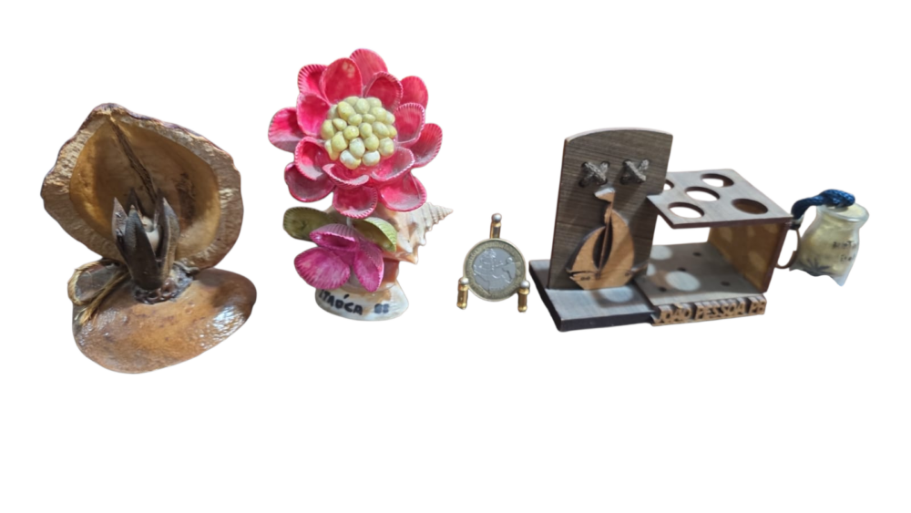Lote com quatro itens artesanais