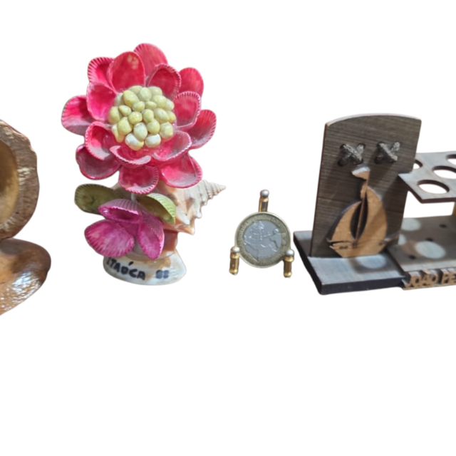 Lote com quatro itens artesanais
