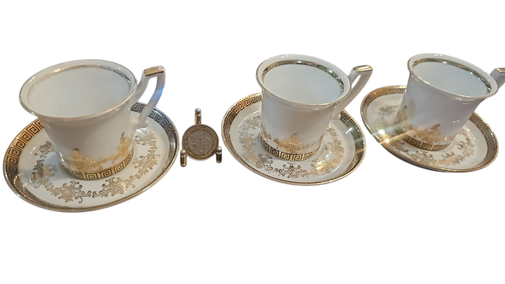 Elegantes xícaras alemãs com bela arte e dourações