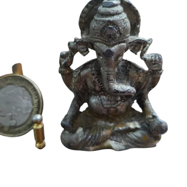Antiga escultura divindade oriental de metal