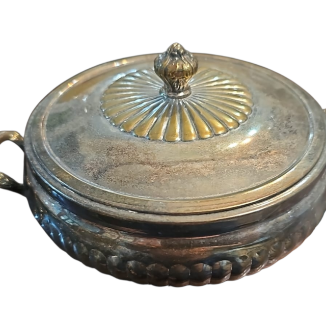 Antiga terrina espessurada a prata
