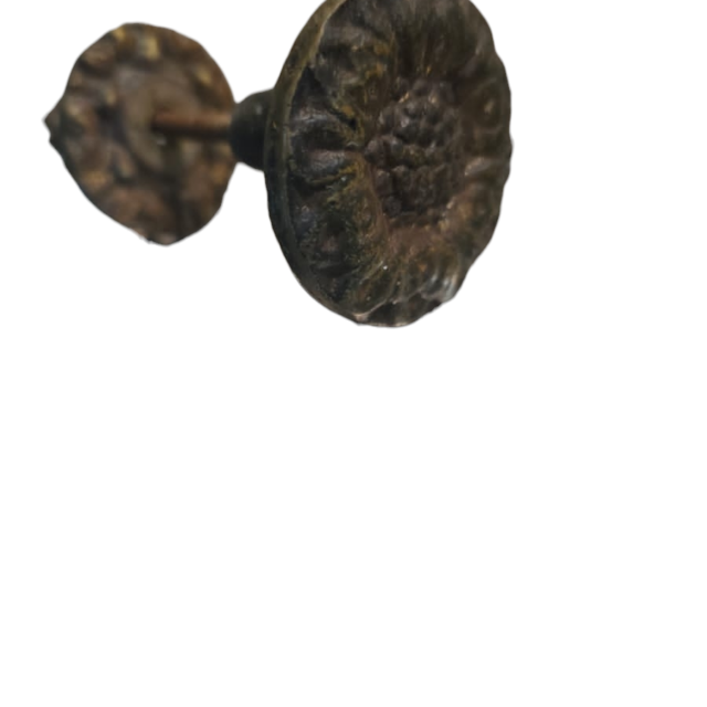 Antigo puxador cinzelado com flor