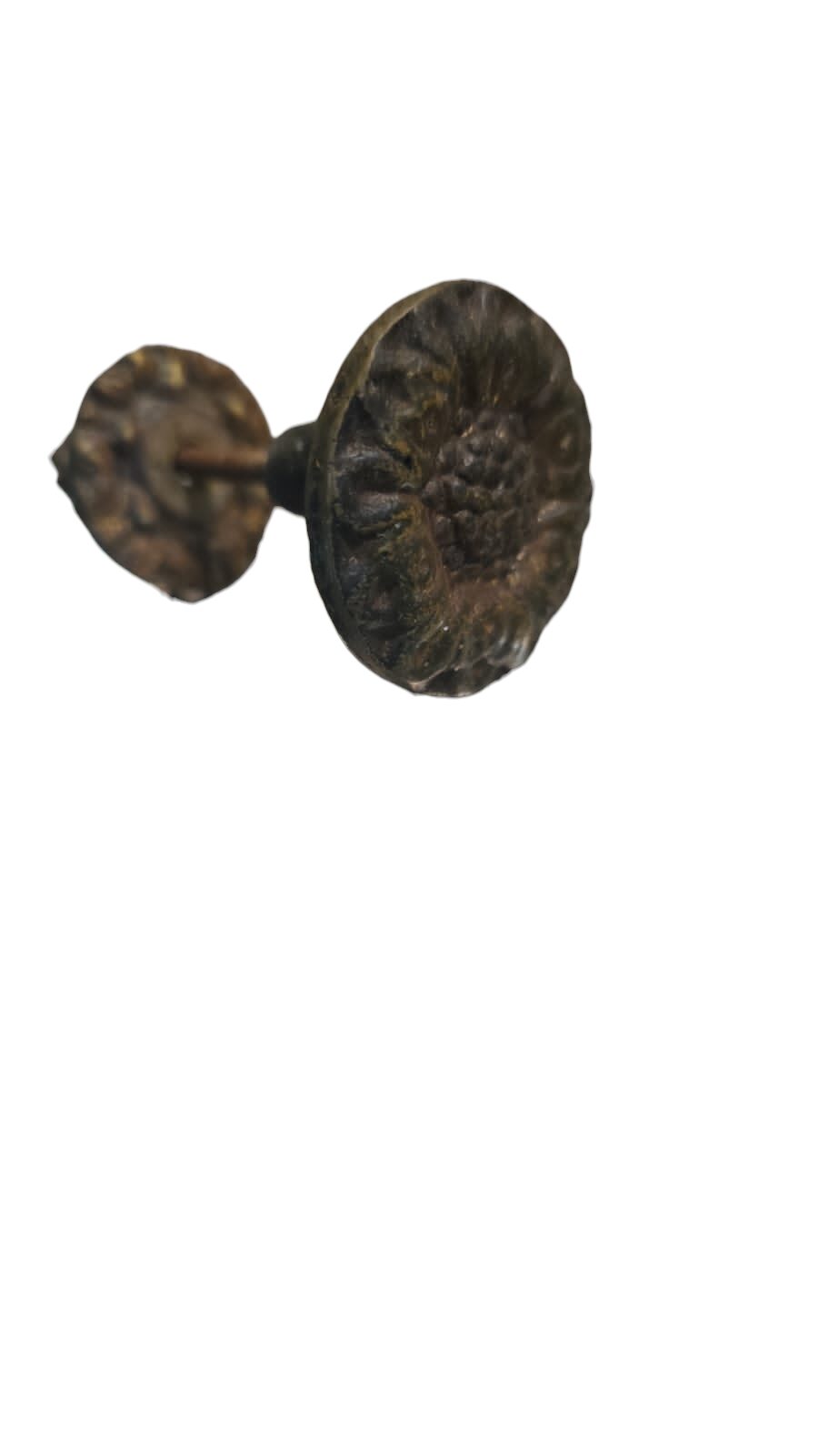 Antigo puxador cinzelado com flor
