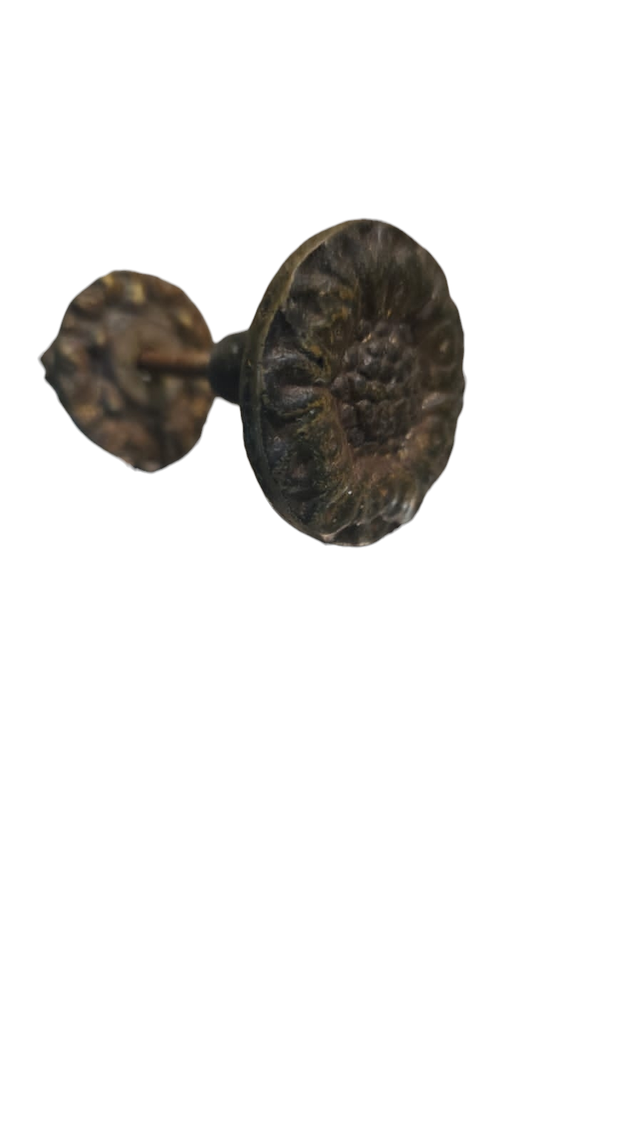 Antigo puxador cinzelado com flor