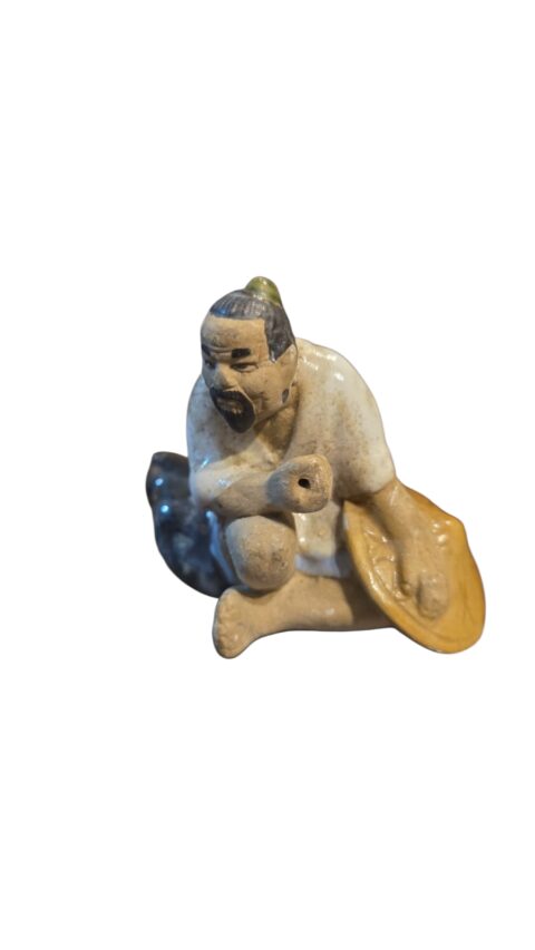 Antiga escultura oriental feita a mão
