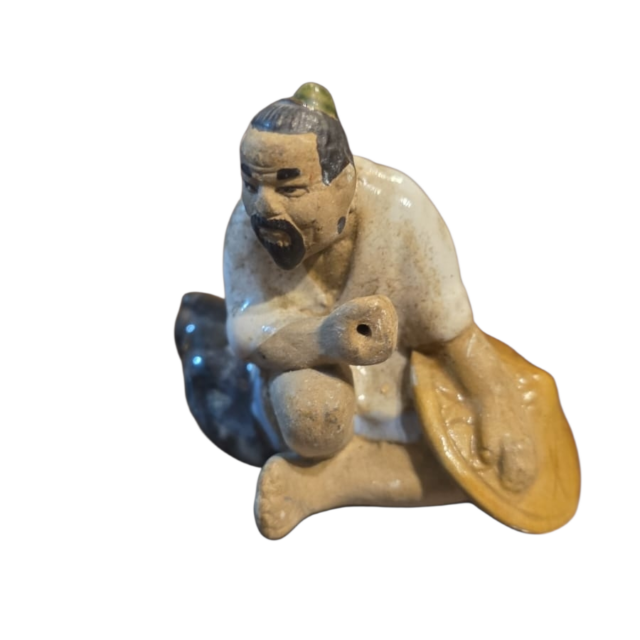 Antiga escultura oriental feita a mão