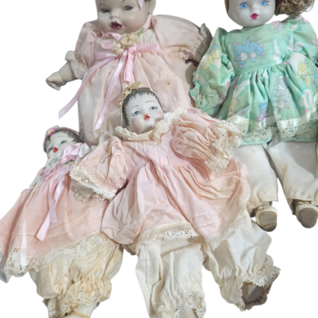 Quarteto de bonecas antigas de porcelana e tecido