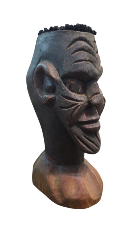 Escultura entalhada em madeira