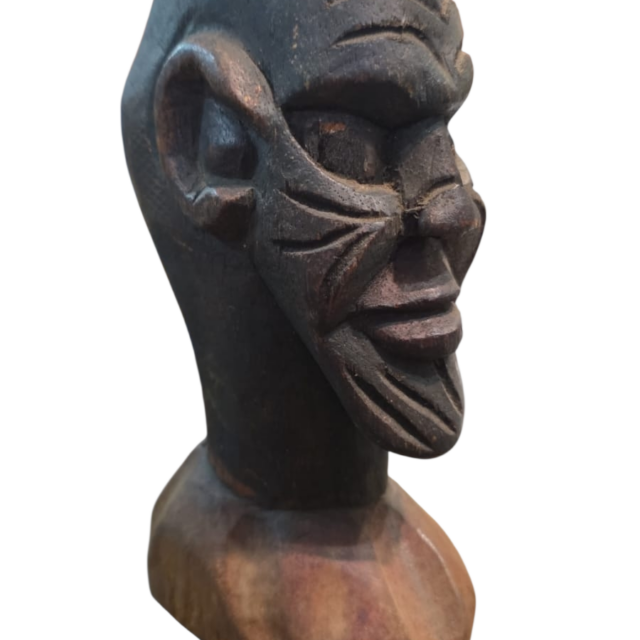 Escultura entalhada em madeira