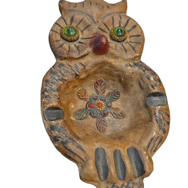 Antiga coruja de cerâmica artesanal