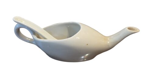 Antiga molheira de porcelana com colher