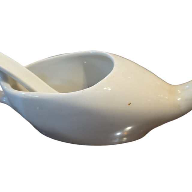 Antiga molheira de porcelana com colher