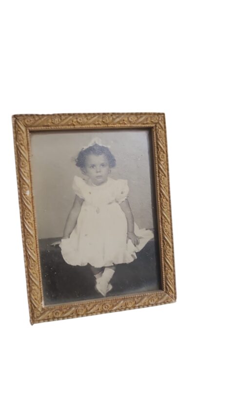 Antigo porta retrato com fotografia de criança