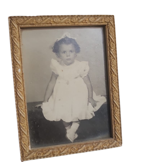 Antigo porta retrato com fotografia de criança