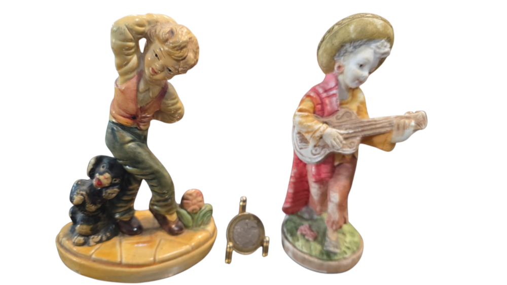 Par de antigas esculturas de porcelana