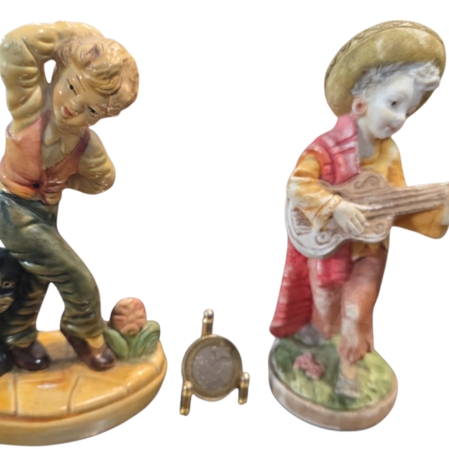 Par de antigas esculturas de porcelana