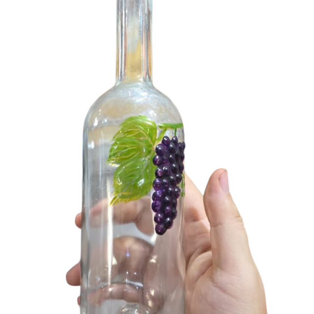 Decanter de vinho com vela, uva em relevo