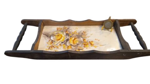 Bela bandeja de madeira com azulejo pintado a mão