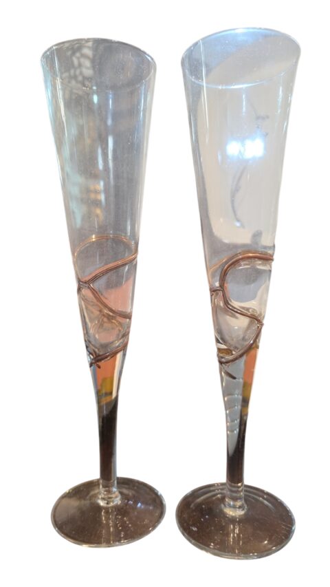 Elegantes taças de cristal com relevos dourados