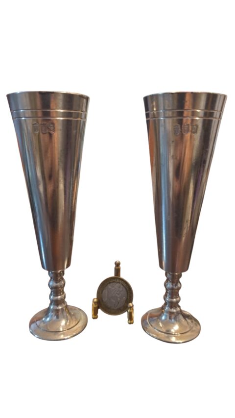 Elegantes taças em estanho