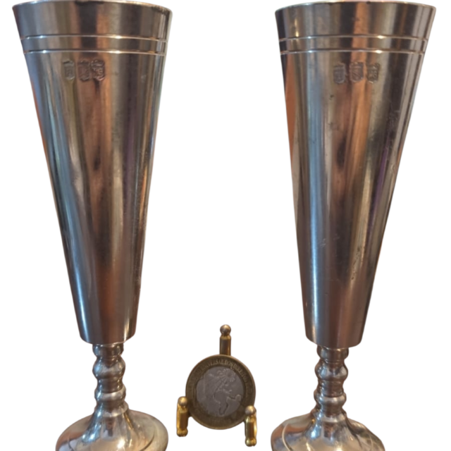 Elegantes taças em estanho