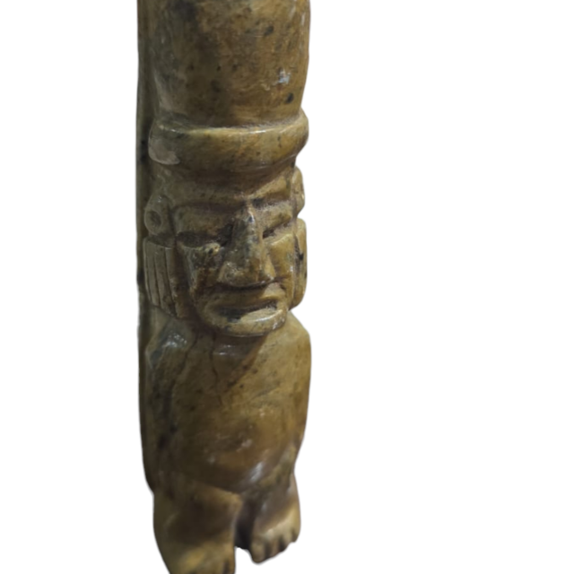 Escultura com arte de povos antigos originários, de pedra