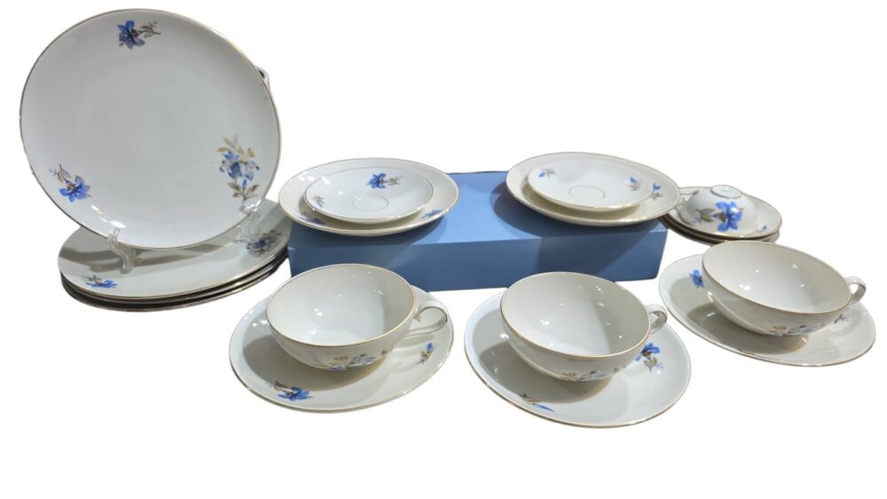 Conjunto em porcelana Tcheca Bohemia, motivos florais azuis e filetes de ouro
