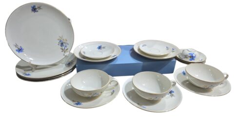Conjunto em porcelana Tcheca Bohemia, motivos florais azuis e filetes de ouro