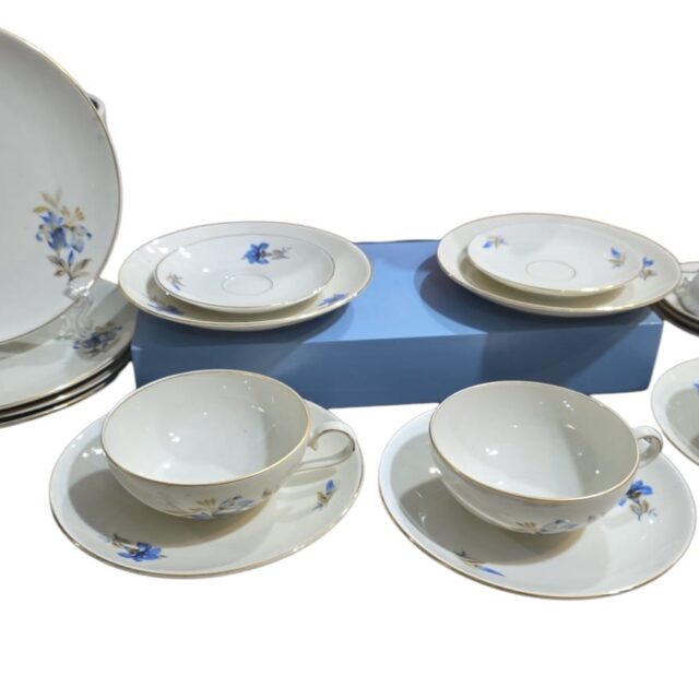 Conjunto em porcelana Tcheca Bohemia, motivos florais azuis e filetes de ouro
