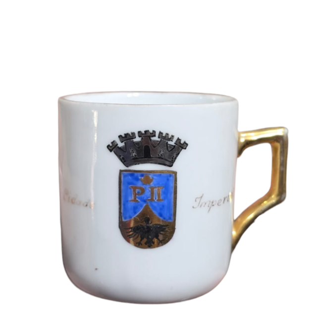 Xícara de café em porcelana pintada à mão