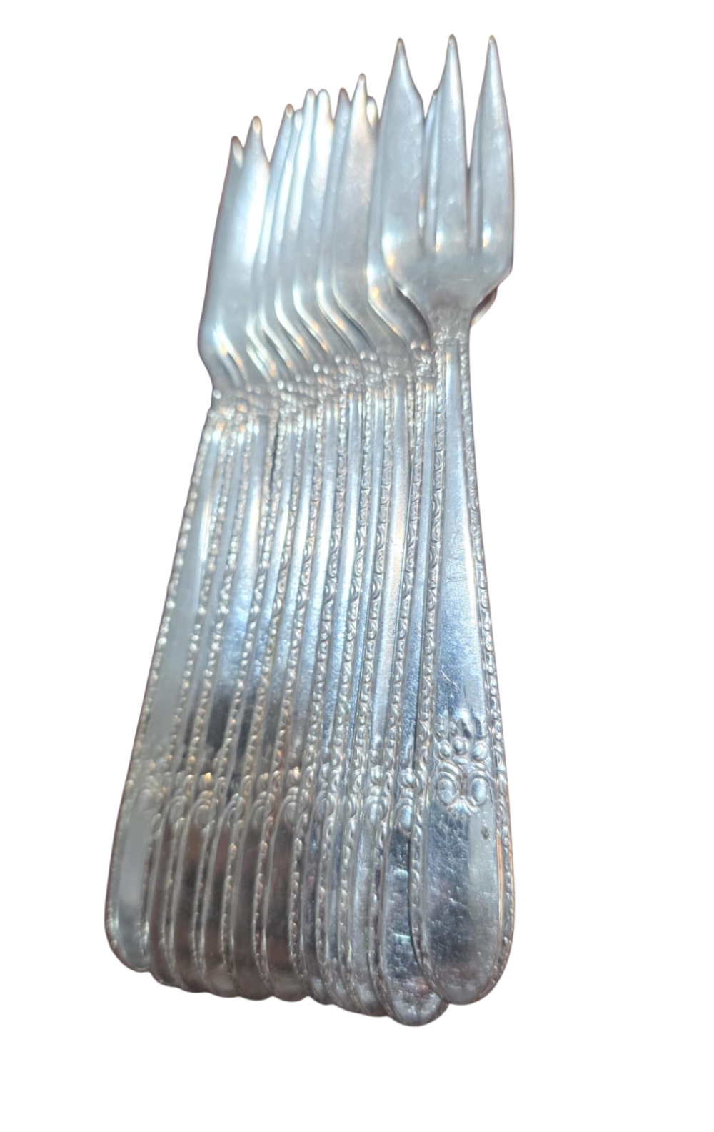 Elegantes garfos de sobremesa com cabo cinzelado, espessurados a prata. (valor unitário)