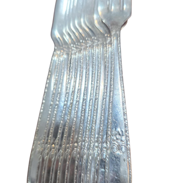 Elegantes garfos de sobremesa com cabo cinzelado, espessurados a prata. (valor unitário)