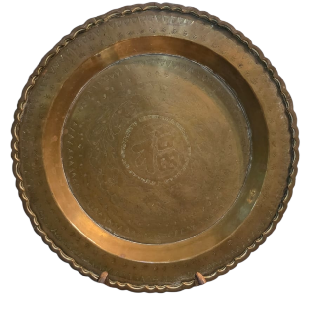Belíssimo, grande e antigo medalhão em dourado metal