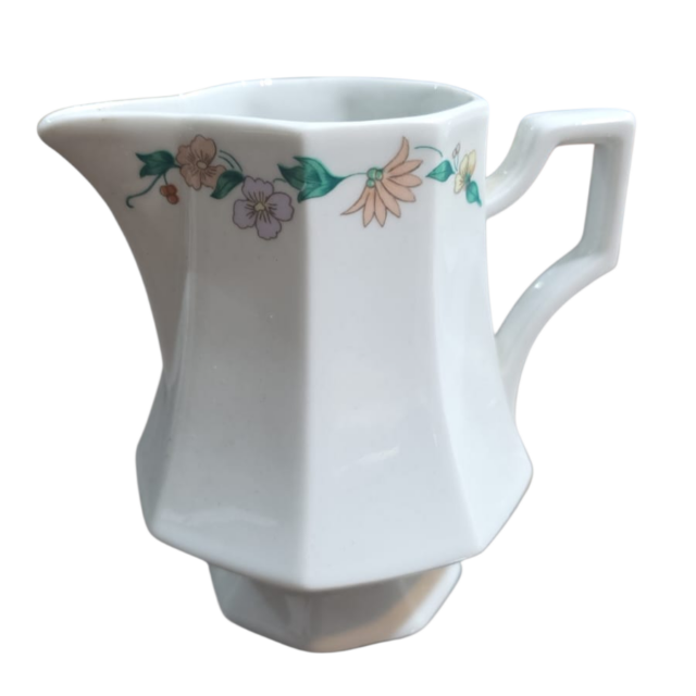 Jarra canelada de porcelana chinesa