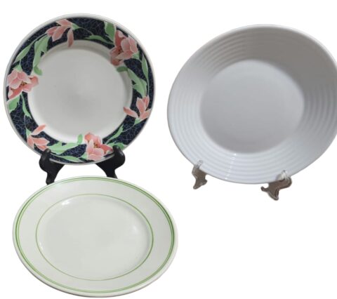 Trio de pratos de porcelana
