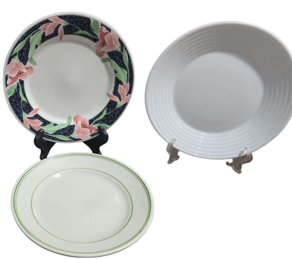 Trio de pratos de porcelana