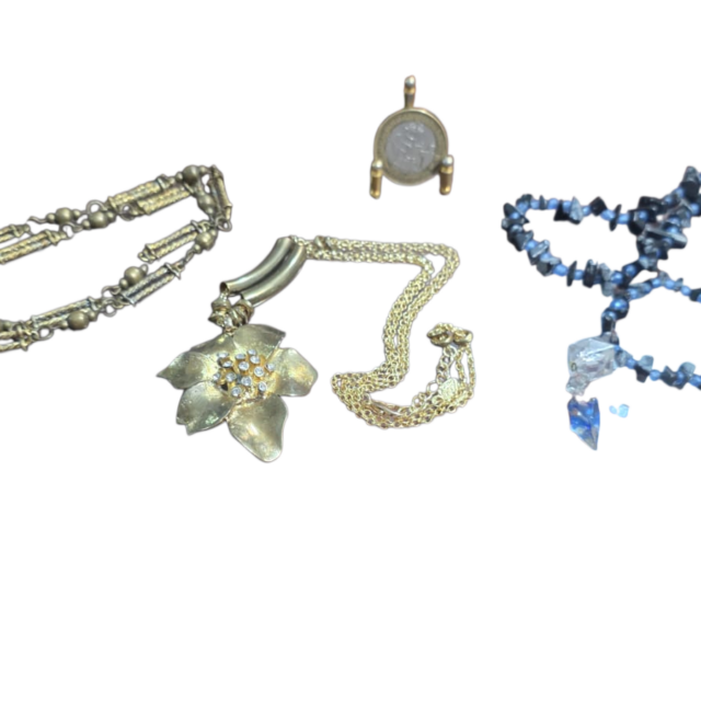 Trio de elegantes colares vintage