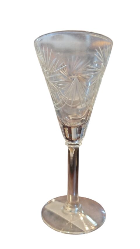 Taça de cristal com belas lapidações