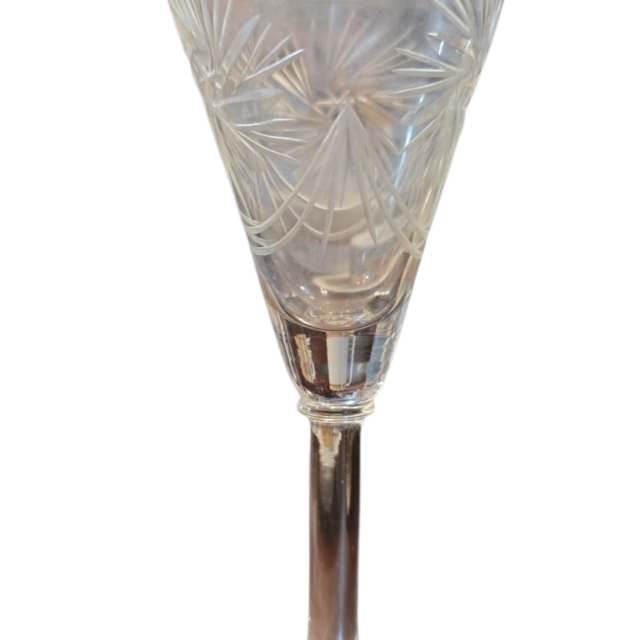 Taça de cristal com belas lapidações