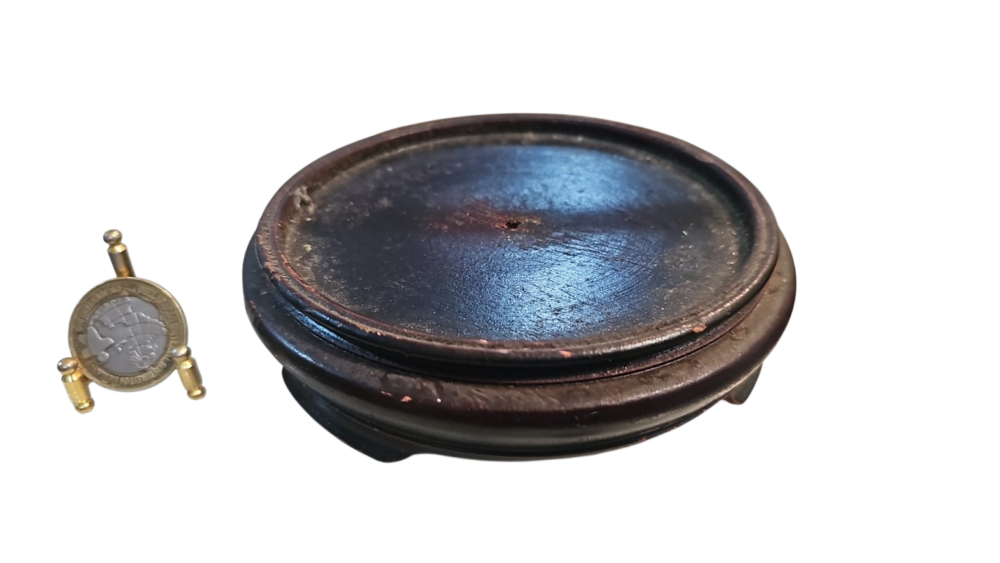 Antiga peanha de madeira