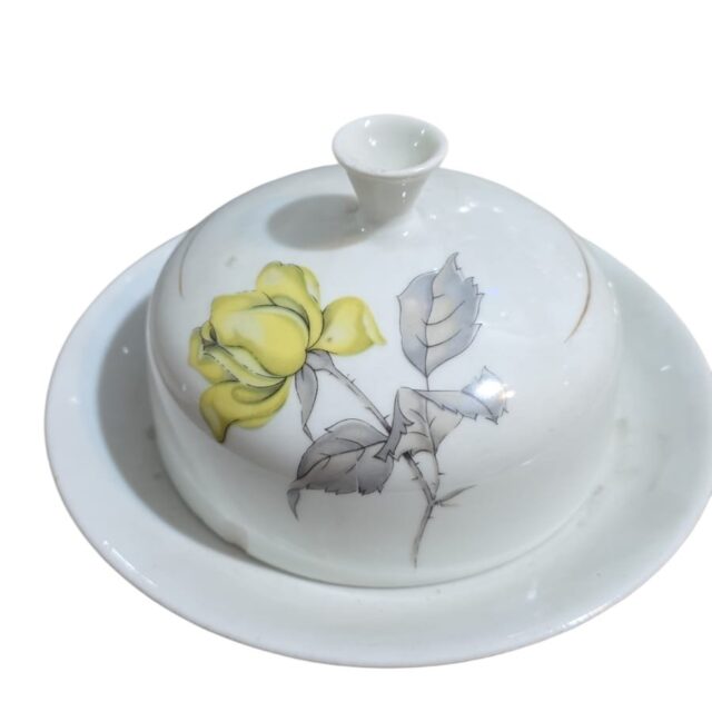Manteigueira porcelana Renner, motivos florais